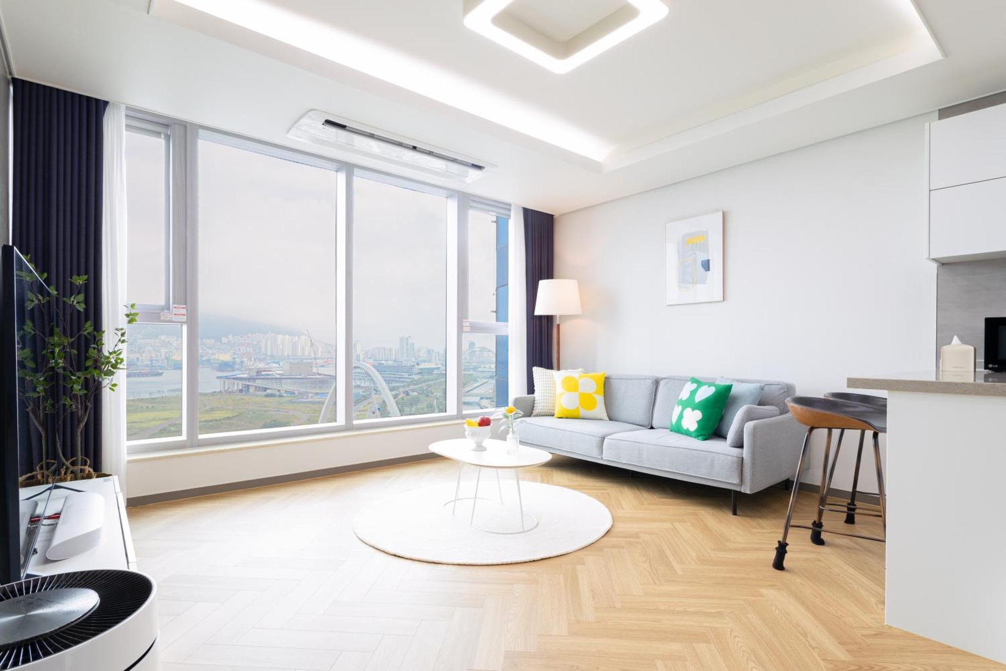 Brown Station Apartment *