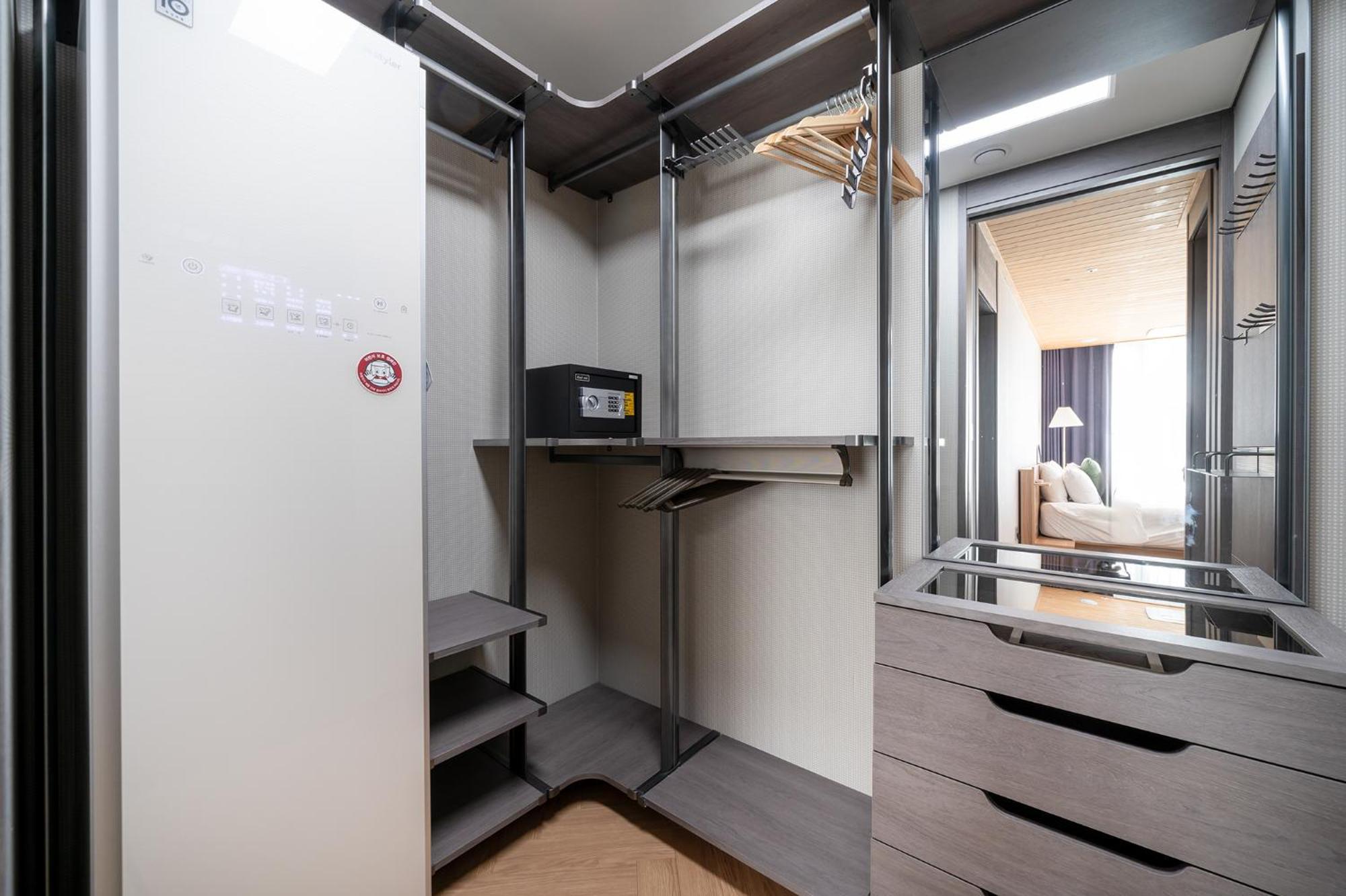Brown Station Apartemen
