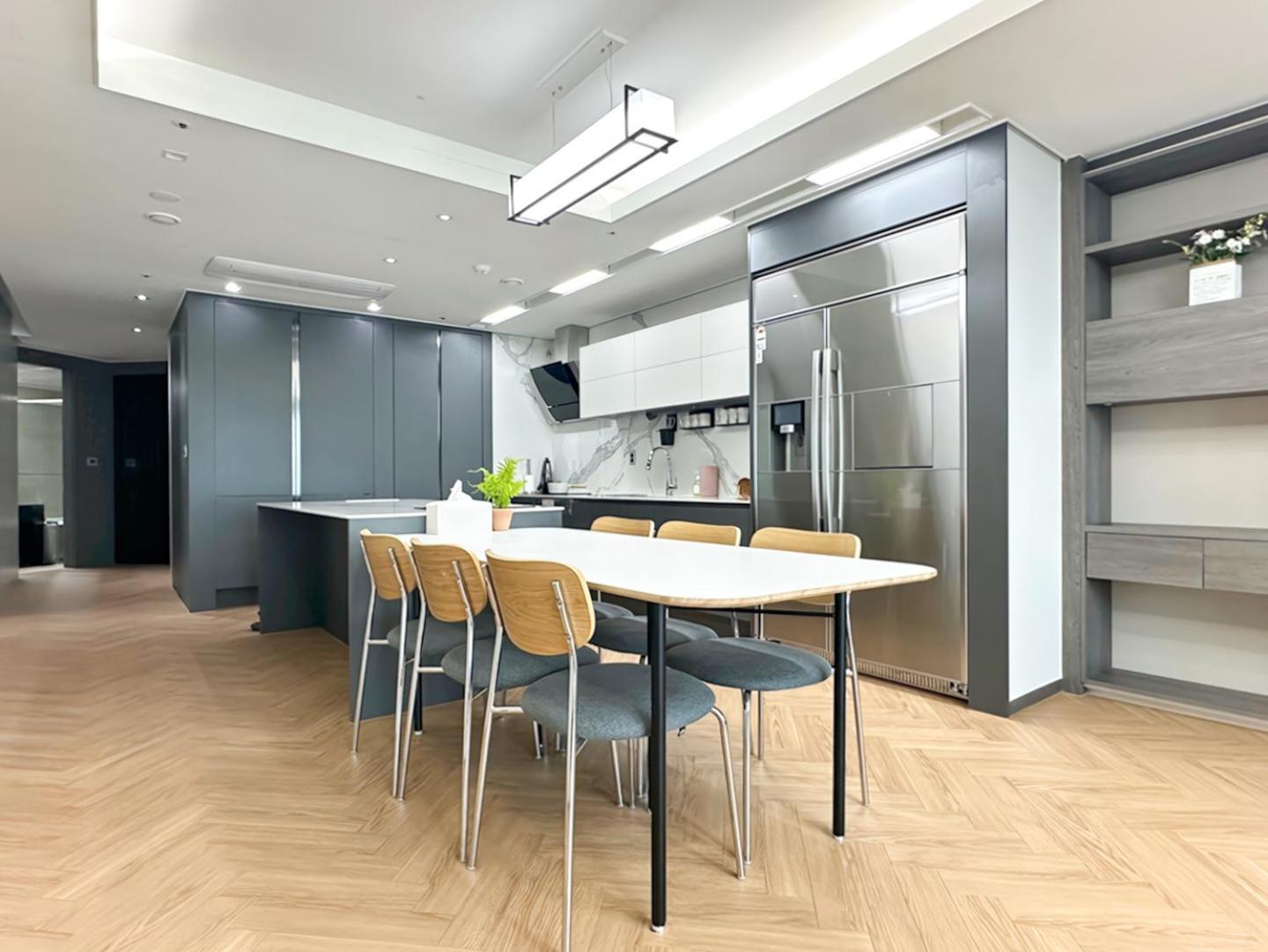 Brown Station Apartemen